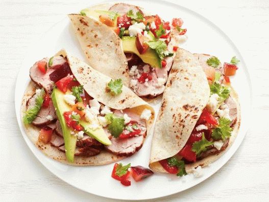Foto de tacos com molho de carne de porco e ameixa