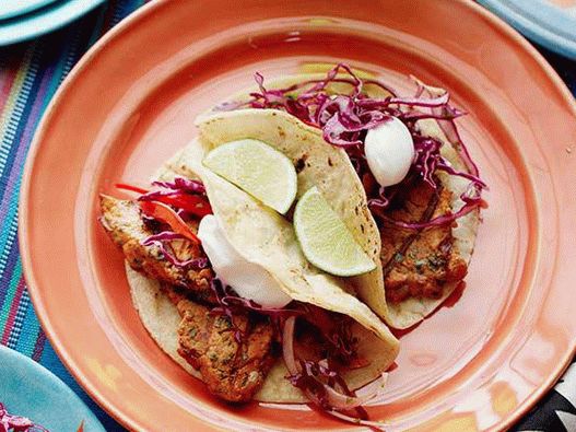 Foto de tacos com carne de porco grelhada e repolho roxo