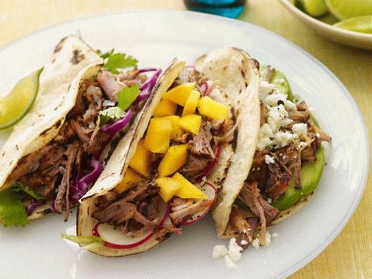 Foto de tacos com carne de porco em um fogão lento