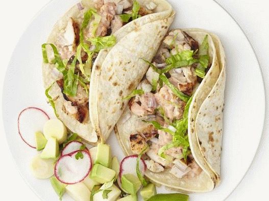 Foto de tacos com frango e abacate