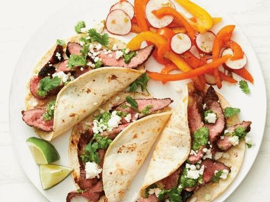 Foto de tacos com bife e salada de pimentão e rabanete