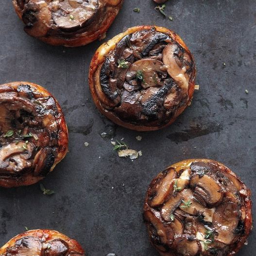 Foto de tapas de carne e cogumelos com molho de alho