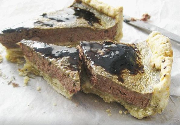 Torta com parfait de fígado