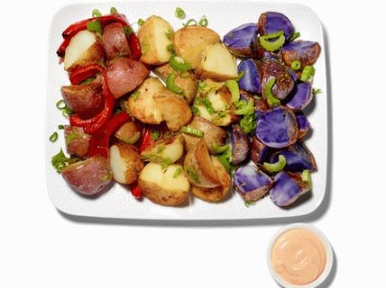 Foto Salada quente de batatas coloridas, aipo e pimentão