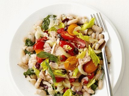 Foto quente salada de feijão toscano com atum
