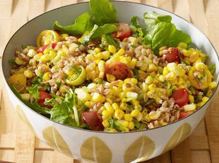 Foto Salada quente de grãos de milho e trigo