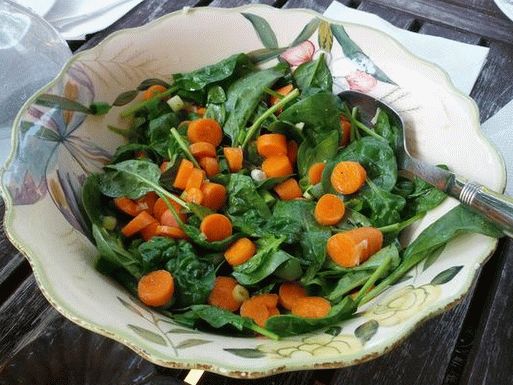 Foto salada quente de cenoura e espinafre