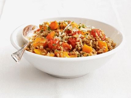 Foto Salada quente de grãos de abóbora e trigo
