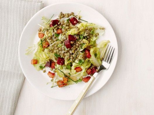 Foto Salada quente com lentilhas, beterraba e bacon