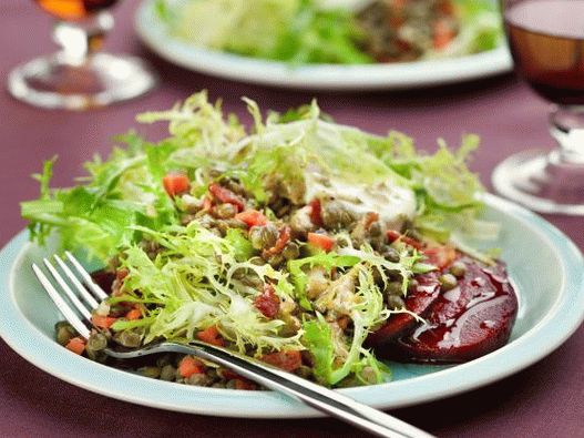 Foto Salada quente com lentilhas e beterraba assada com queijo de cabra