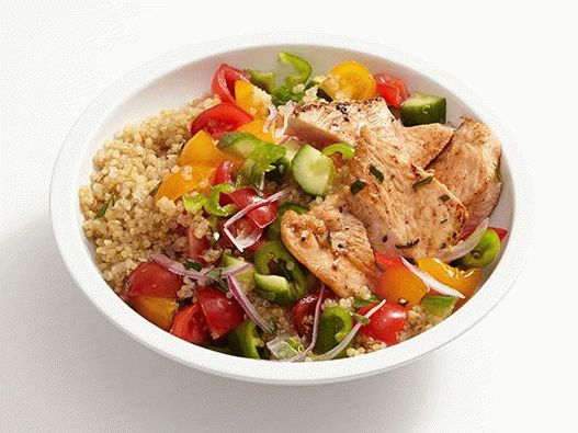 Foto Salada quente com grãos de peru e quinoa