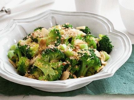 Foto Salada quente com repolho de brócolis e farinha de rosca panko