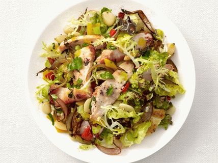Foto de salada quente de frango e feijão