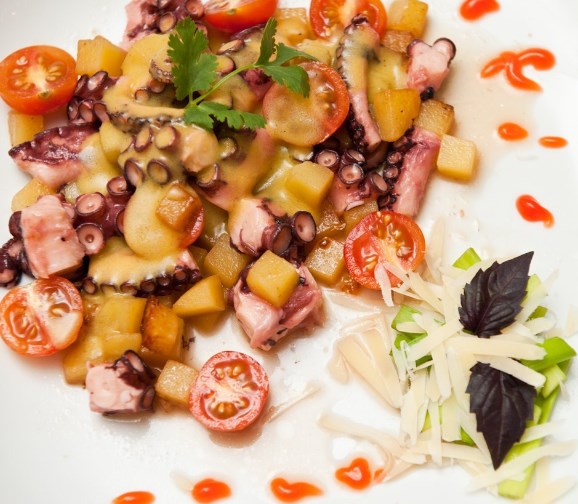 Salada quente de polvo
