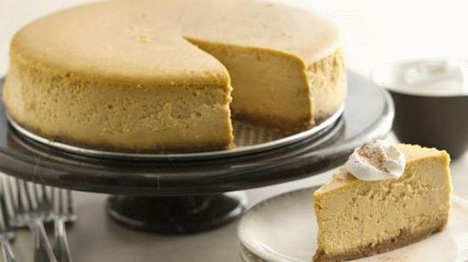 Foto de um cheesecake de abóbora em um fogão lento com uma base de biscoito de gengibre