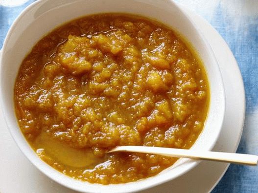 Foto de sopa de abóbora com maçã e curry