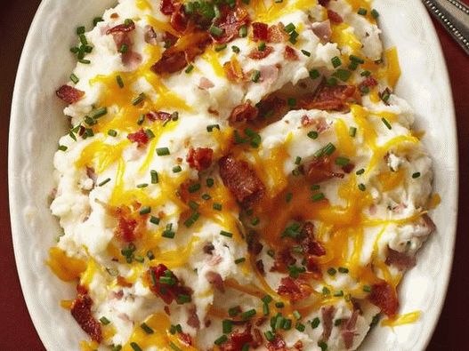 Foto de batatas picadas com queijo e bacon