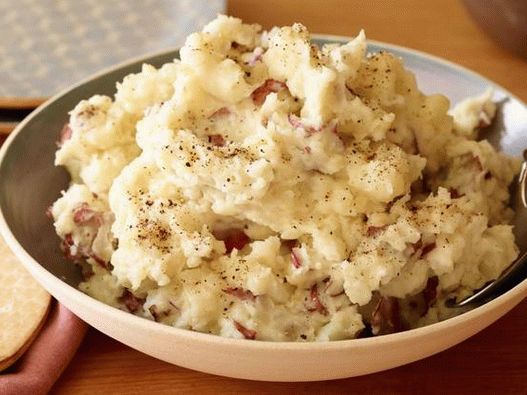 Foto de batata vermelha esmagada com alho