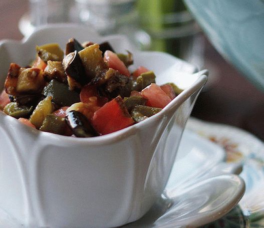 Foto de salada de tomate à milanesa com berinjela