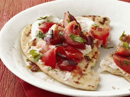 Foto salada de tomate com pão grelhado