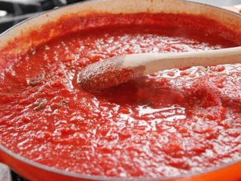 Molho de pizza com tomate foto