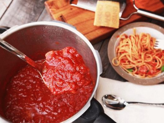 Foto Molho de tomate com atum e espaguete