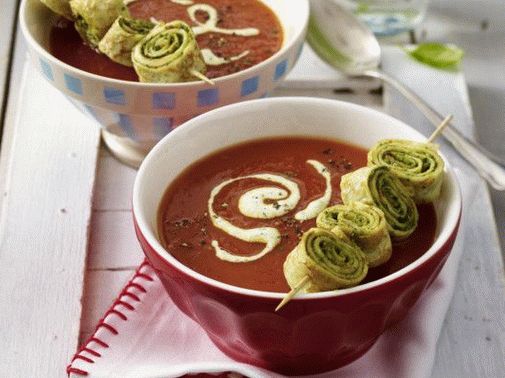 Foto purê de sopa de tomate com panquecas com ervas