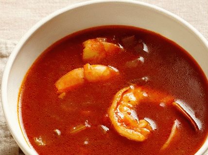 Foto sopa de tomate com camarão