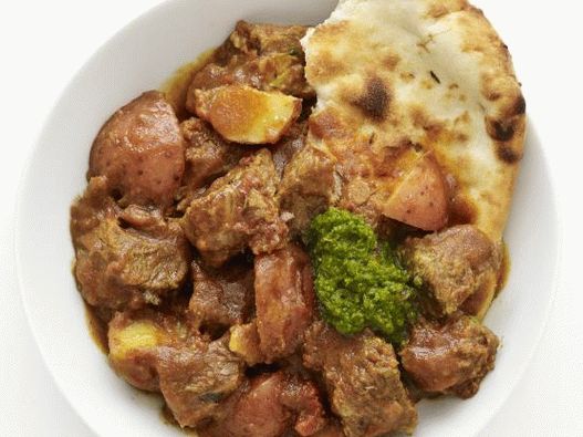 Foto de carne cozida em panela lenta com curry e batatas