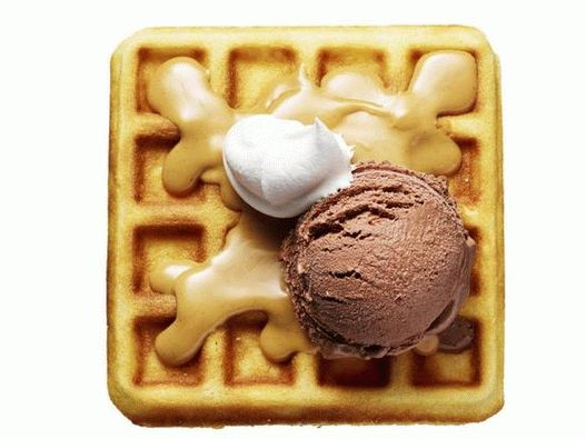Sorvete de chocolate com molho de amendoim