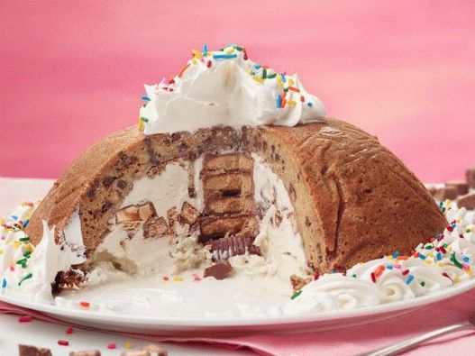Foto de um bolo de bomba de biscoito com pepitas de chocolate e sorvete