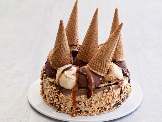 Foto bolo de sorvete com cones de waffle