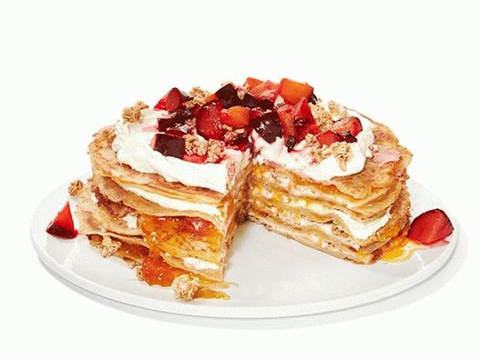 Bolo de panqueca com granola e ameixas