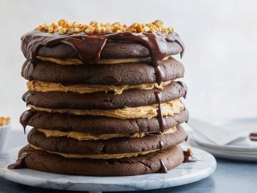 Foto bolo com camadas de biscoitos de chocolate e creme de amendoim