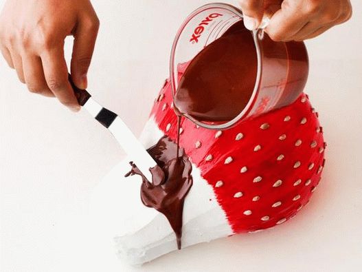Derreta o chocolate com manteiga, espalhe o fundo do bolo, deixando o chocolate escorrer dos morangos.