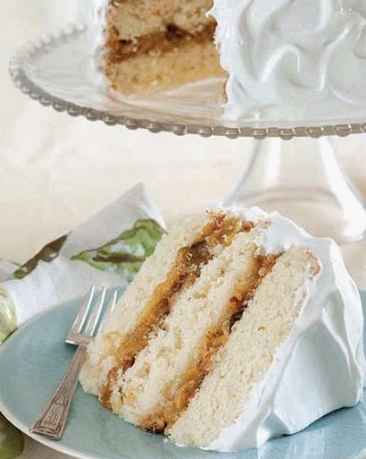 Bolo de foto com coco, nozes, frutas cristalizadas e glacê de proteína arejado