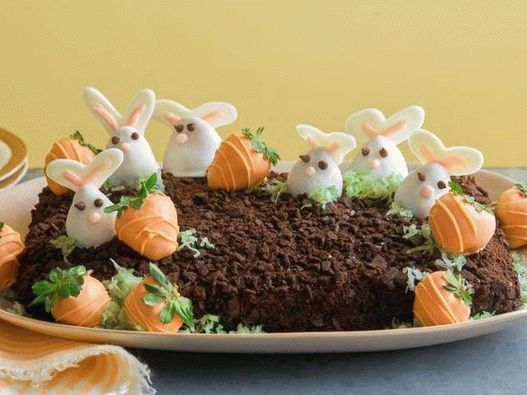 Foto bolo com coelhos e cenouras de morangos