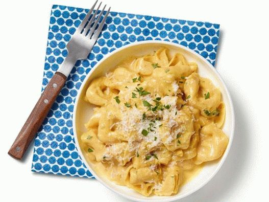 Foto de tortellini com queijo e molho de abóbora Alfredo