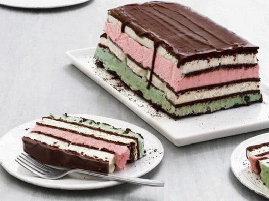 Bolo de sorvete multicamada napolitano