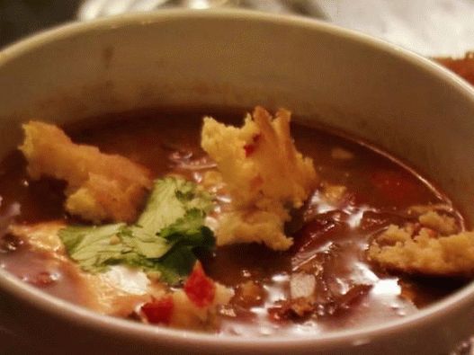 Sopa de tortilhas com frango e feijão