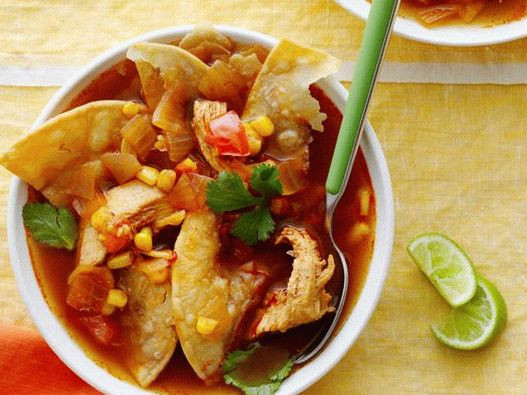 Foto de sopa de tortilha de frango e milho