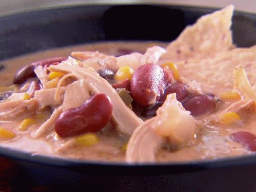 Foto de sopa de tortilla com frango e queijo cheddar