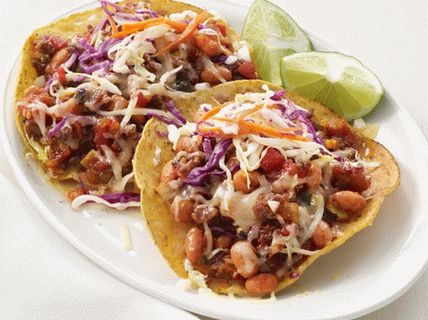 Foto de Toastados com carne moída e salada de repolho