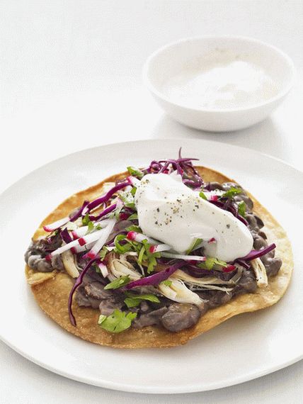 Foto de Toastados com frango, feijão preto e salada de repolho roxo