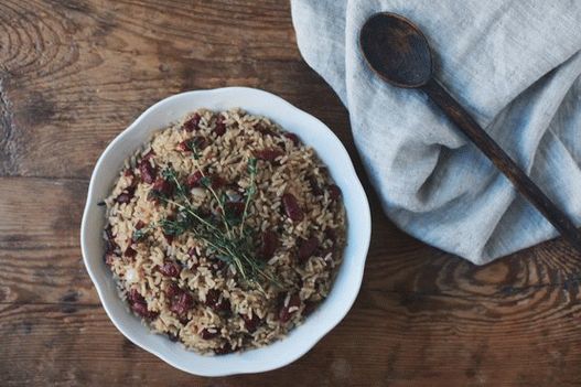 Foto arroz jamaicano tradicional com feijão