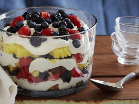 Foto de triplo com creme de limão e frutas frescas