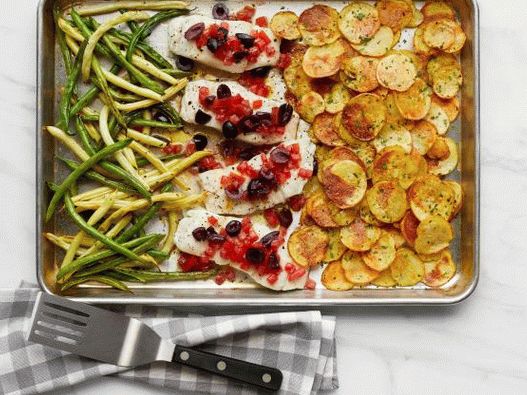 Foto no forno Bacalhau com batatas, feijão verde e ervas provençais