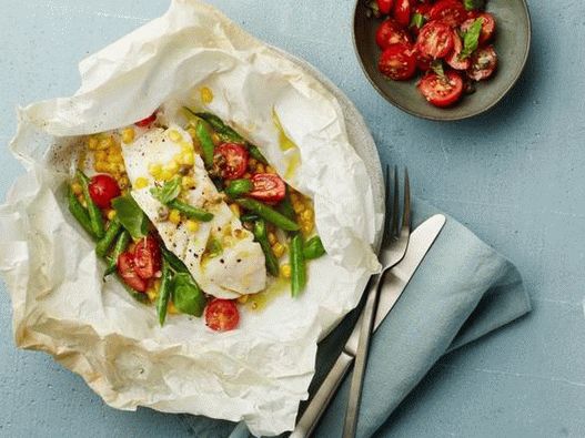 Photo Bacalhau em pergaminho com molho de tomate e manjericão