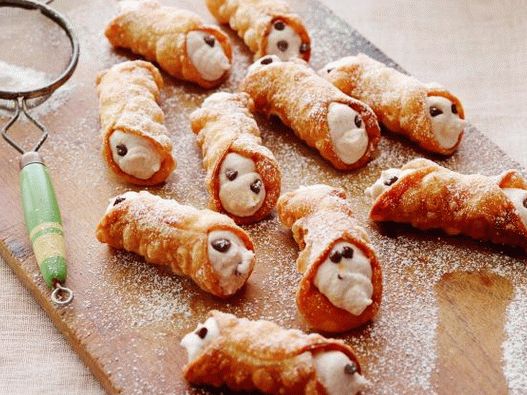 Foto de um rolo de cannoli com ricota e lascas de chocolate em casa