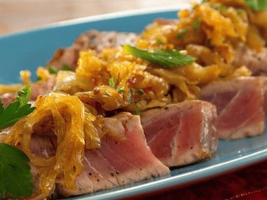 Foto de atum grelhado com cebola caramelizada, canela e hortelã
